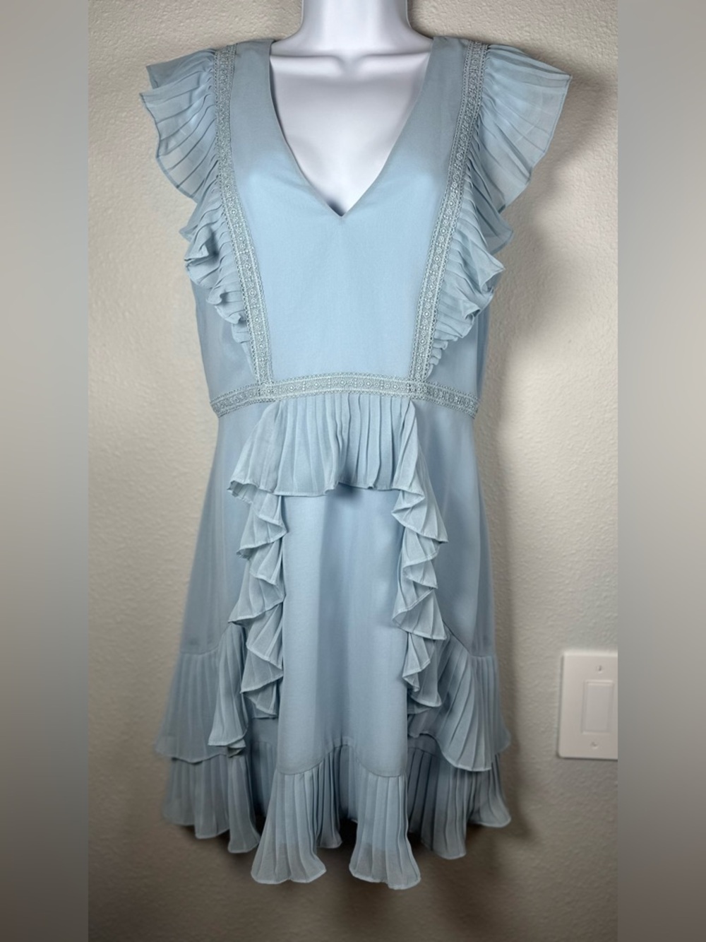 BCBG MAXAZRIA Light Crystal Blue Ruffled V Neck Mini Flounce Dress NWT Size 6